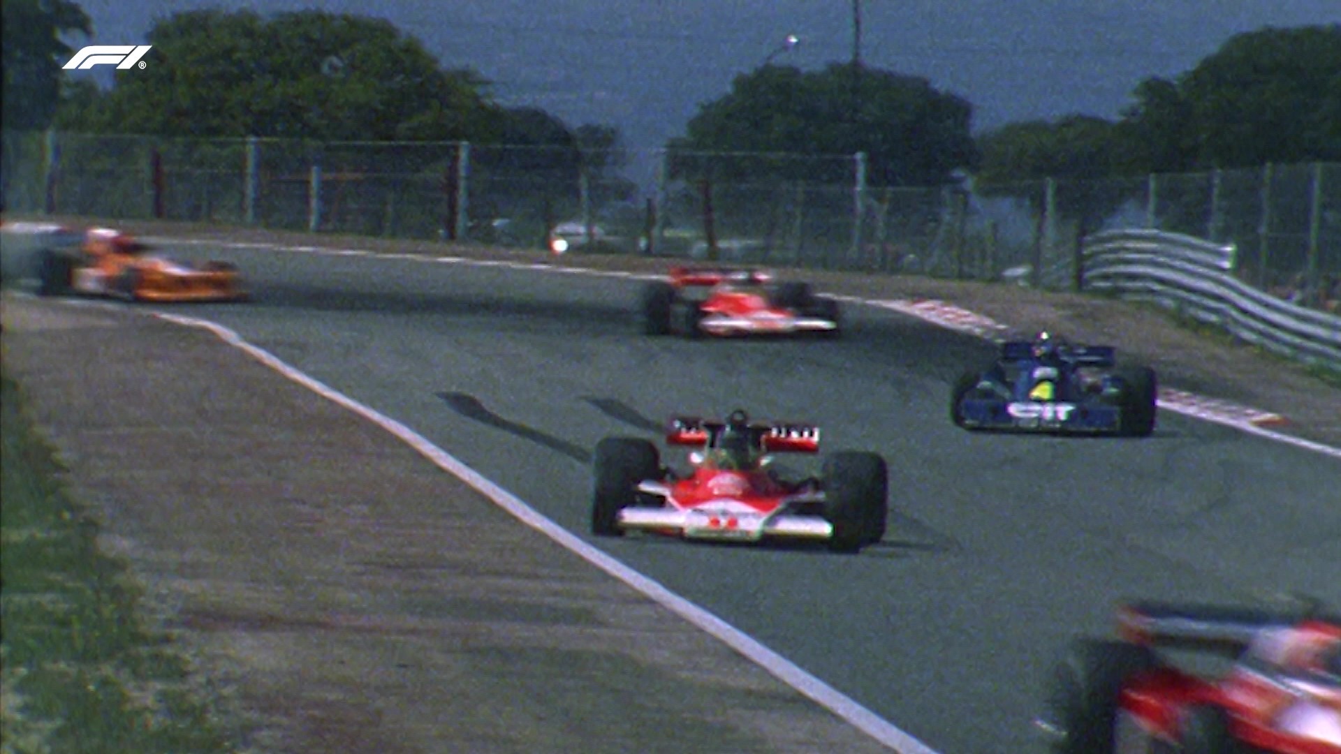 Coches de Fórmula 1 tomando una curva durante una carrera a principios de los años noventa.