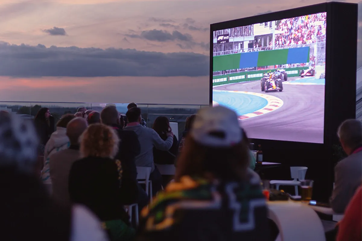 Camarero con champang en MADRING 3