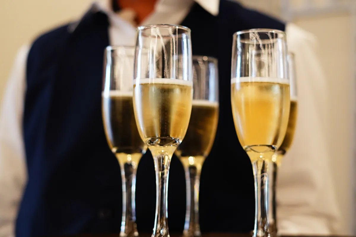 Camarero con champang en MADRING