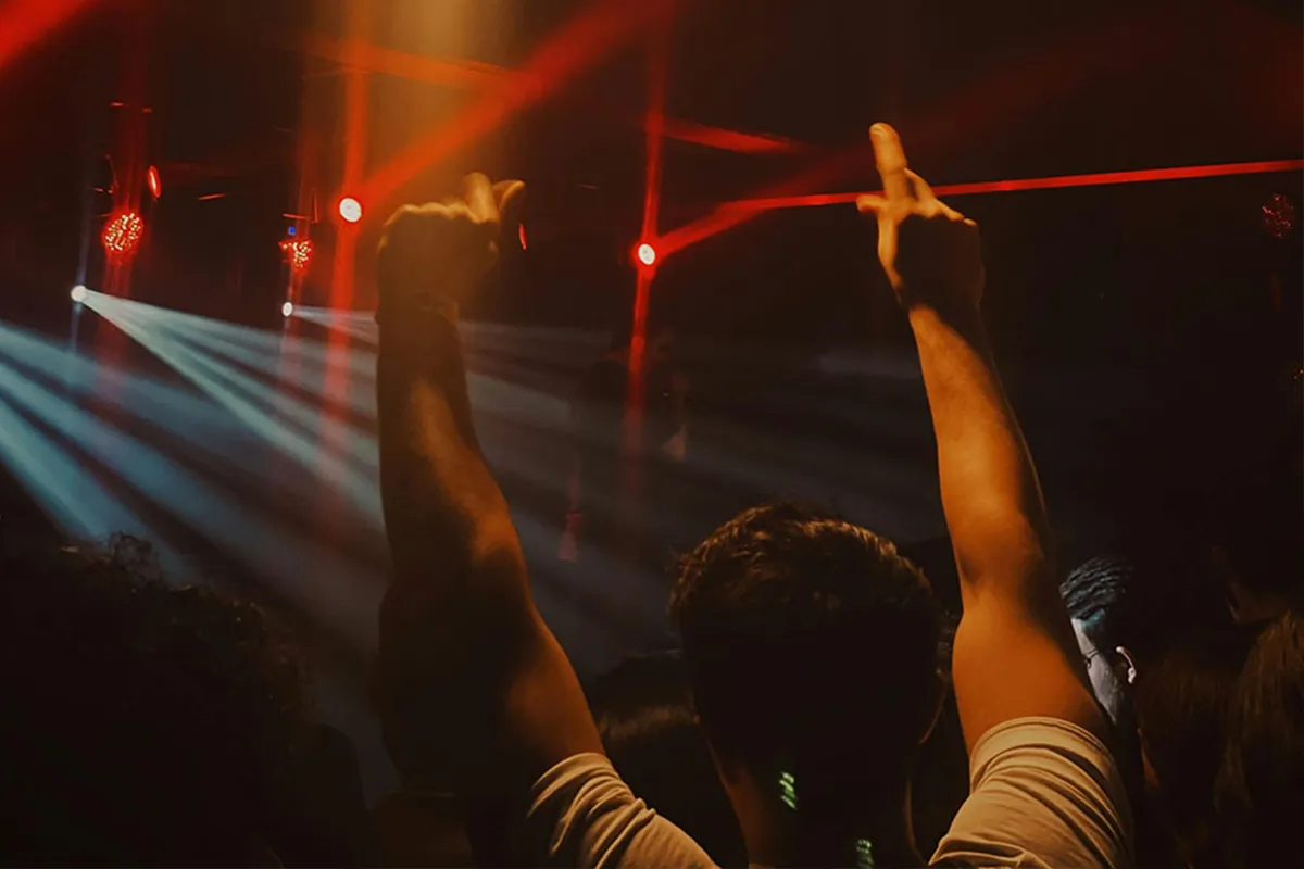 Hombre levantando las manos balidando en MADRING