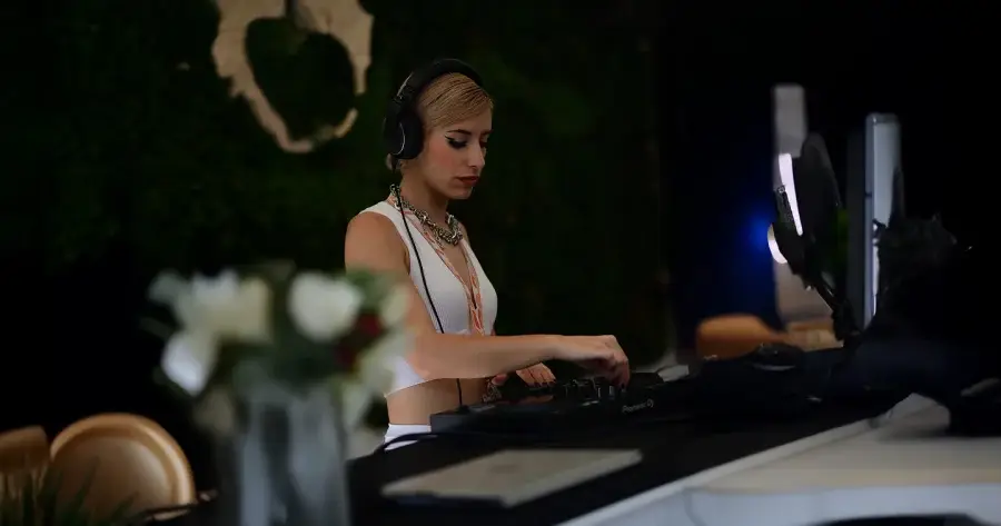 Mujer DJ pinchando en MADRING