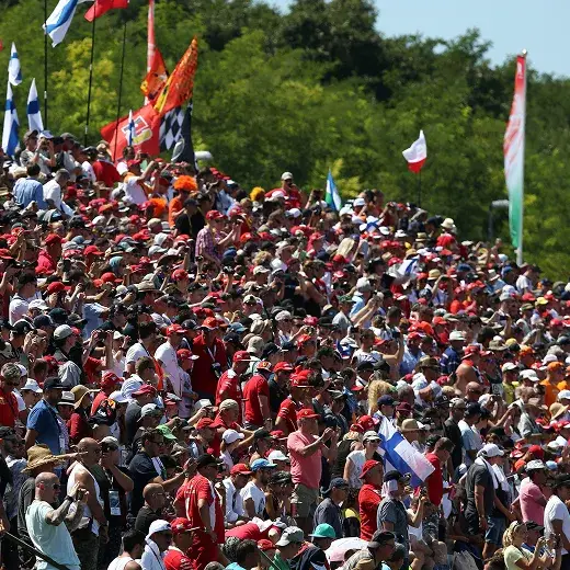 Personas en gradas de MADRING