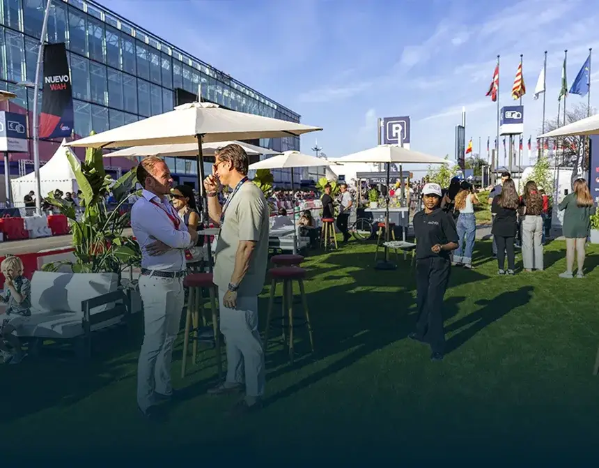 Personas en zona VIP de MADRING