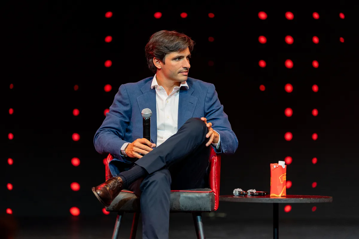 Carlos Sainz en el escenario del evento