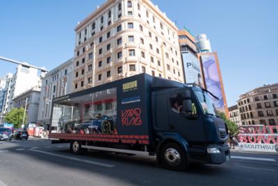 El coche de F1 Williams FW45 recorriendo las calles de Madrid