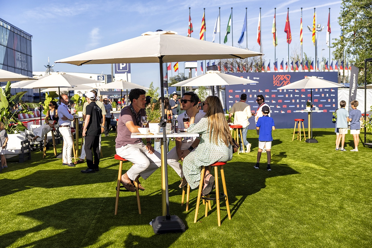 Coches a gran velocidad en el CIRCUITO IFEMA MADRID MAD RING