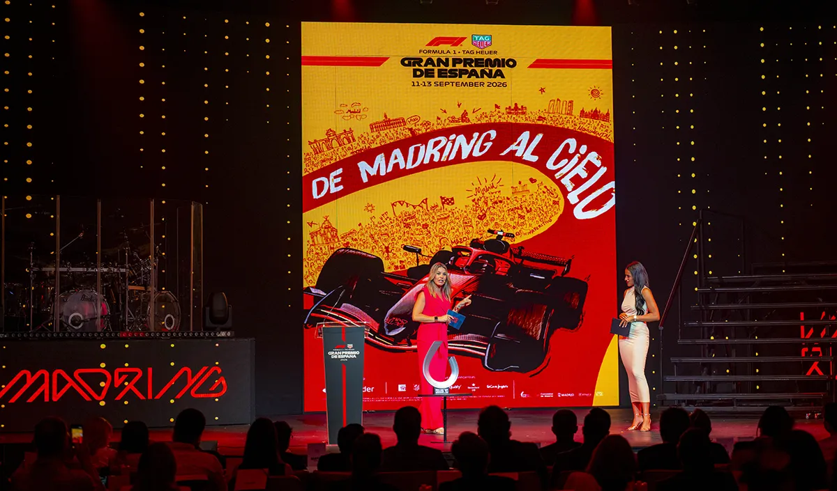 Enseñando el cartel en el escenario