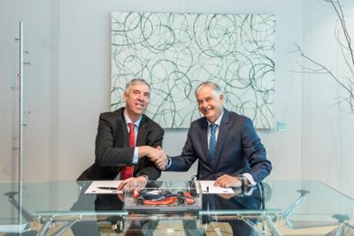 Firma entre el presidente del Comité Ejecutivo de IFEMA MADRID y el presidente del Real Automóvil Club de España