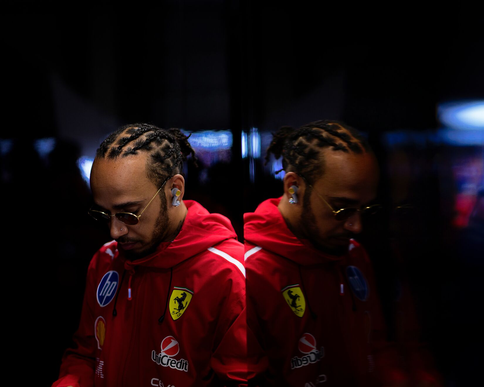 Lewis Hamilton en el box de Ferrari