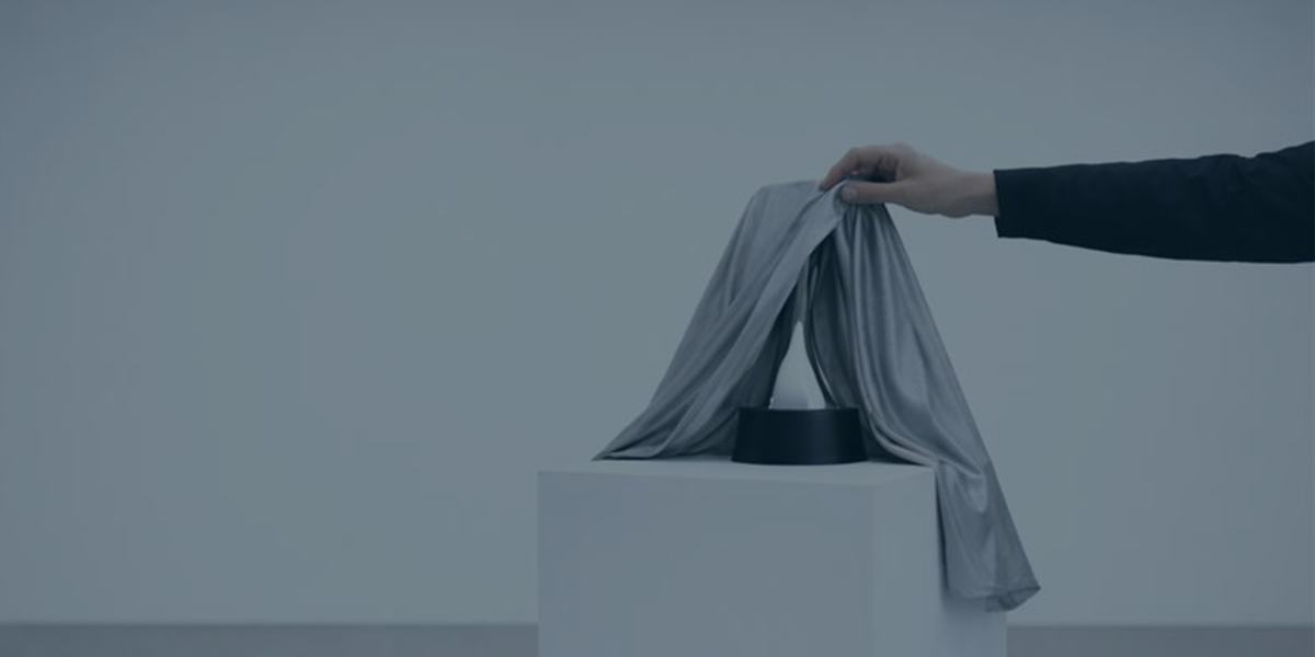 mano desvelando un trofeo MADRING