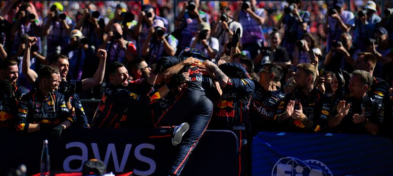 Max Verstappen celebrando