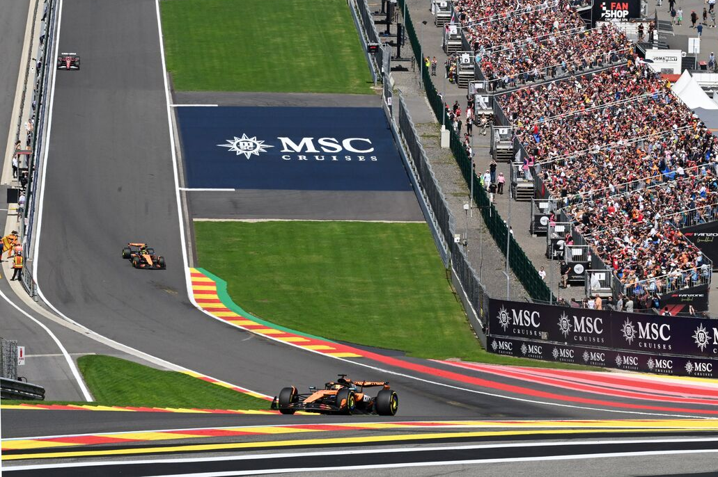 Los McLarens afrontando Eau-Rouge