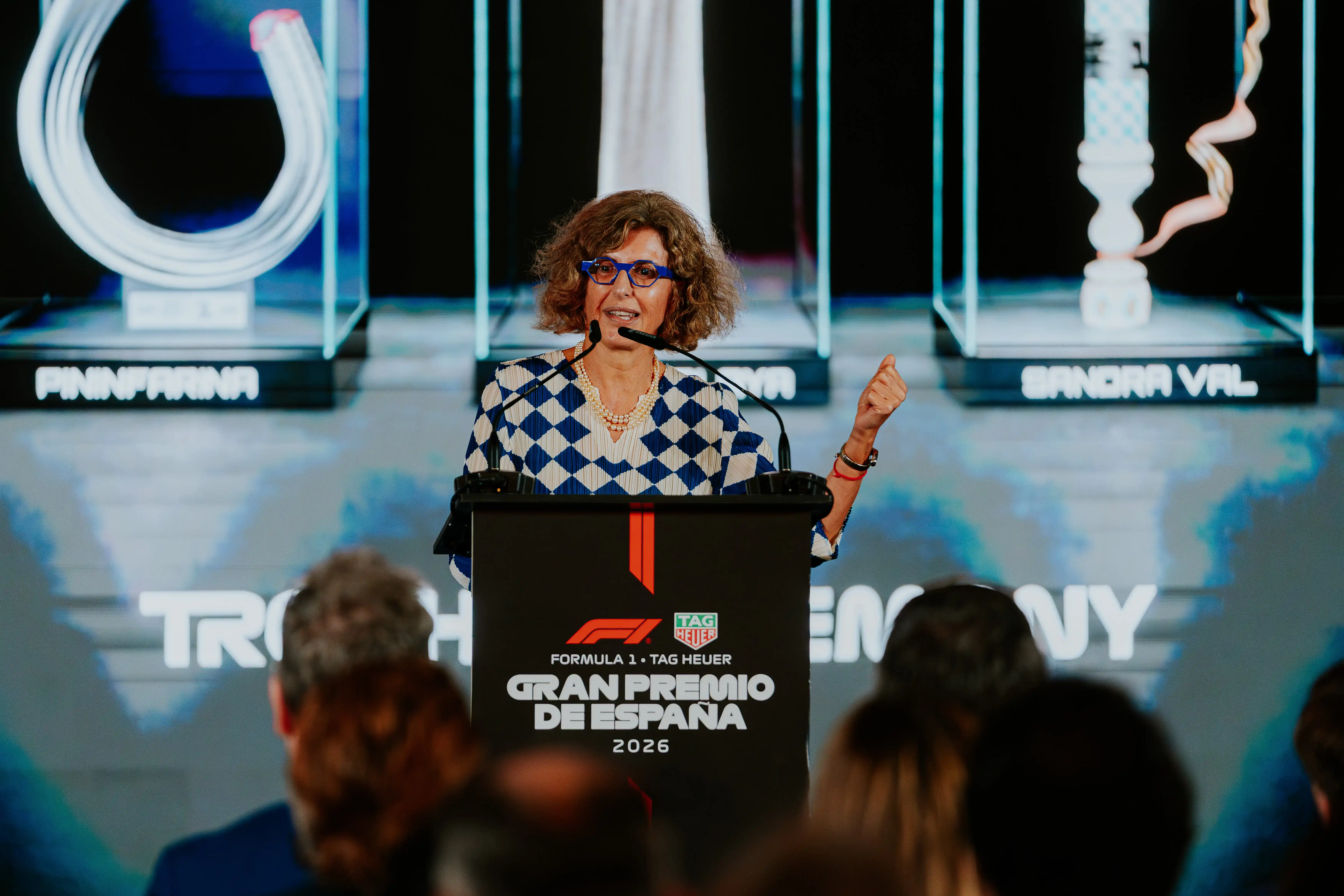 Mujer hablando en evento trofeo en MADRING