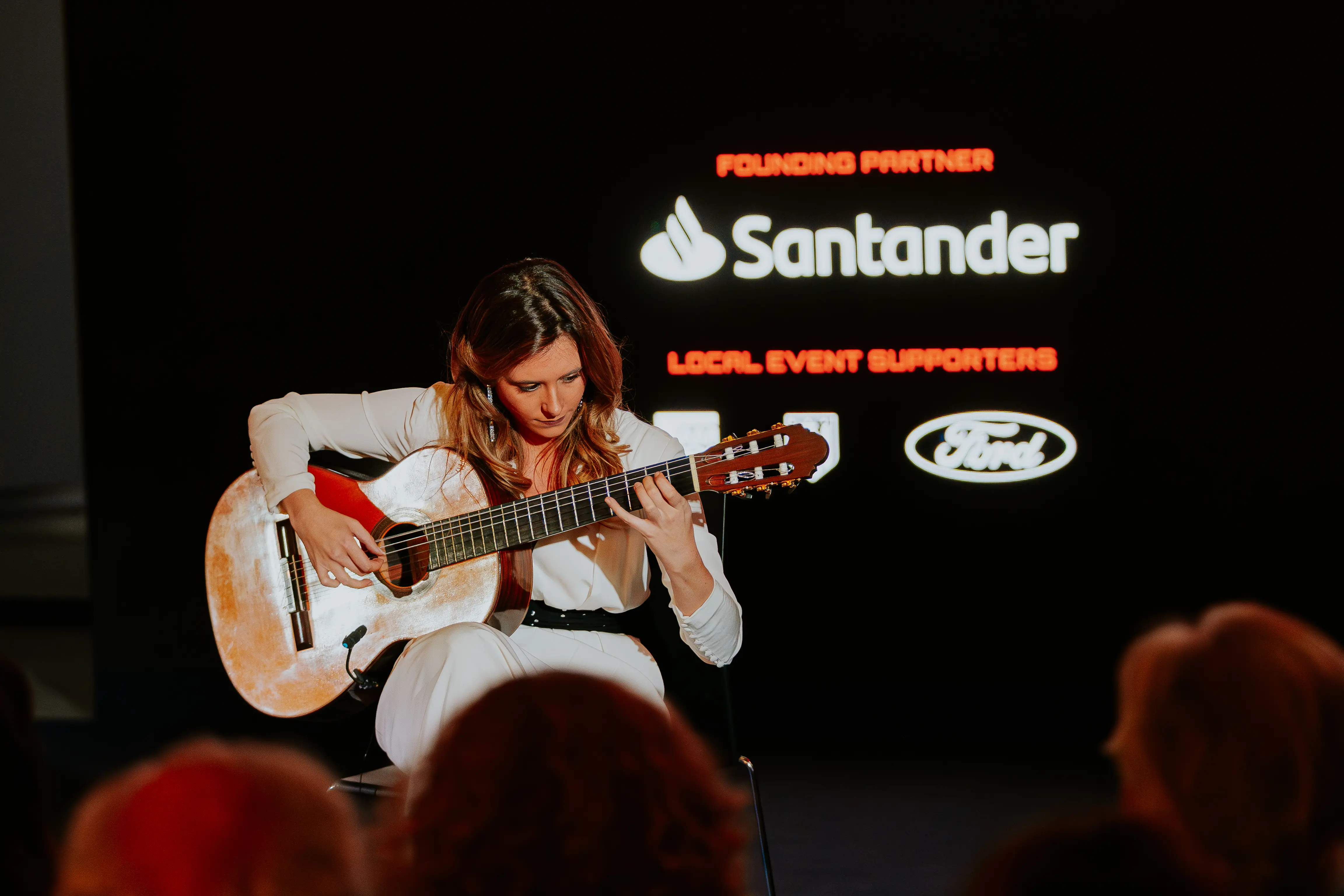 Mujer tocando la guitarra en evento trofeo en MADRING