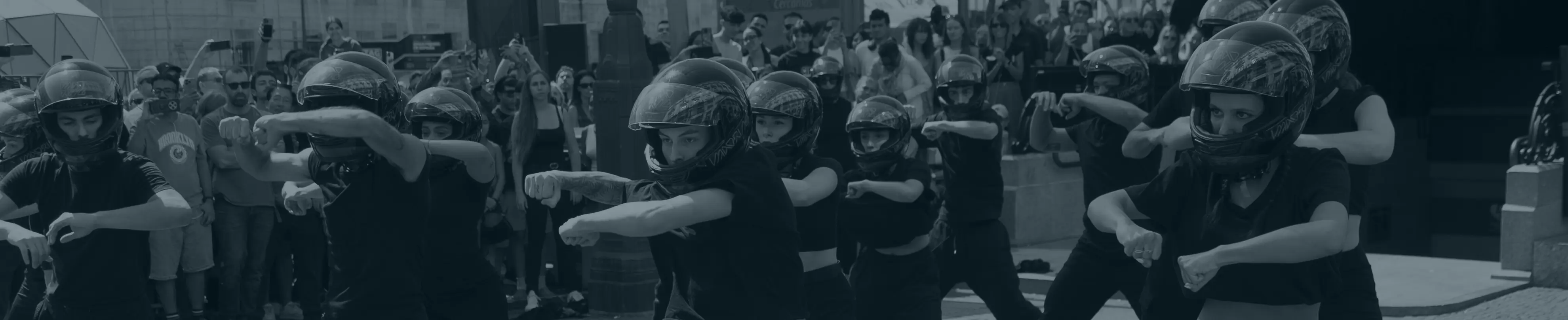 personas en puerta del sol en la presentación de cuenta atrás Madring