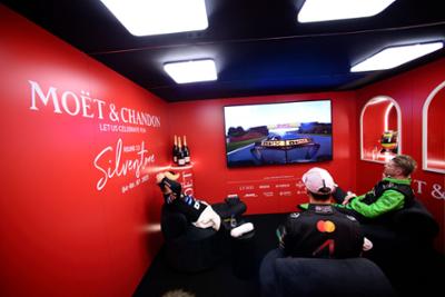 Los pilotos en la antesala al podio