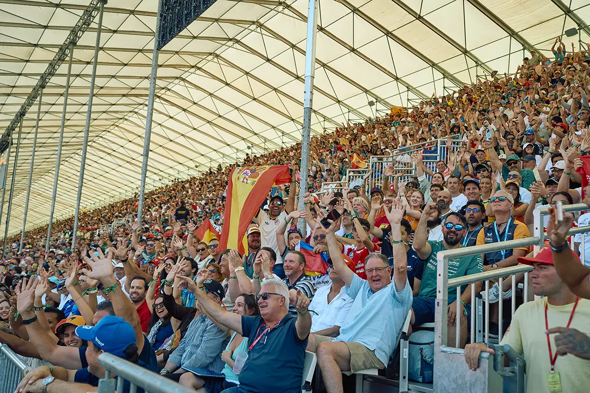 Público en la grada de la recta de meta GP 2026