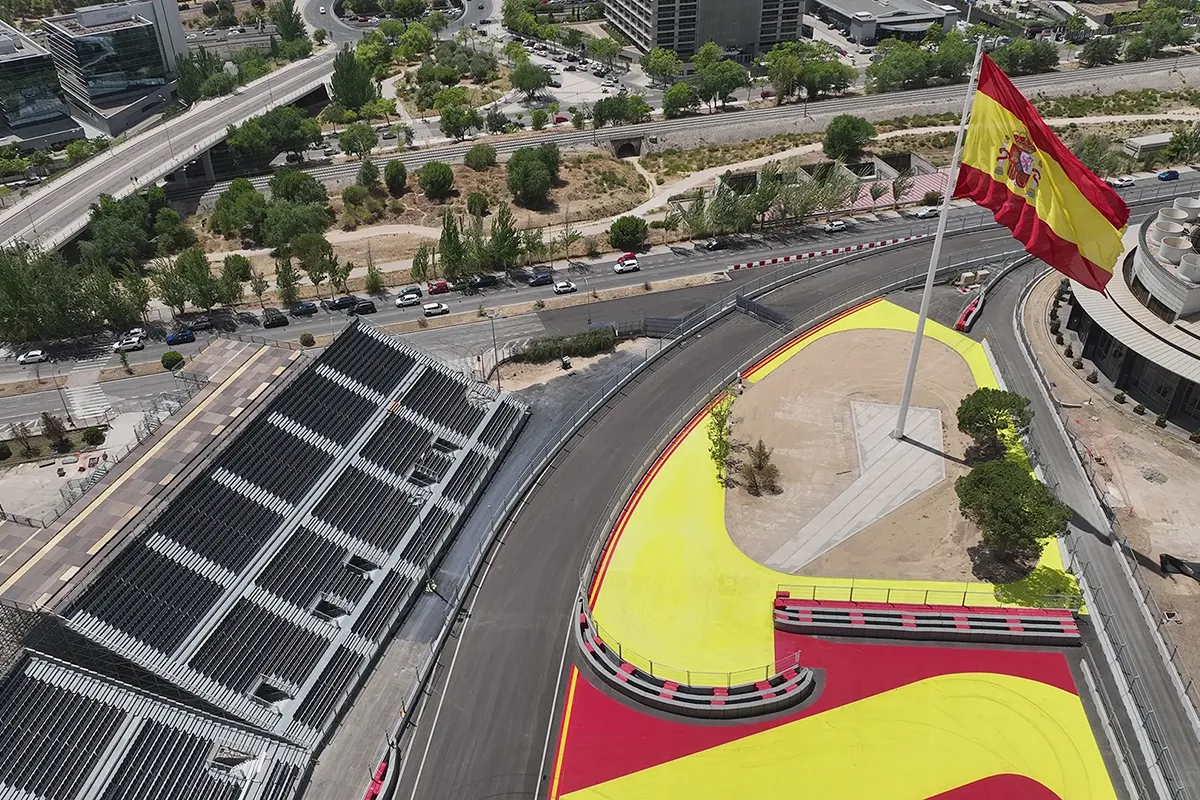 Bandera de España en una curva del circuito de Fórmula 1 Madring con gradas para espectadores