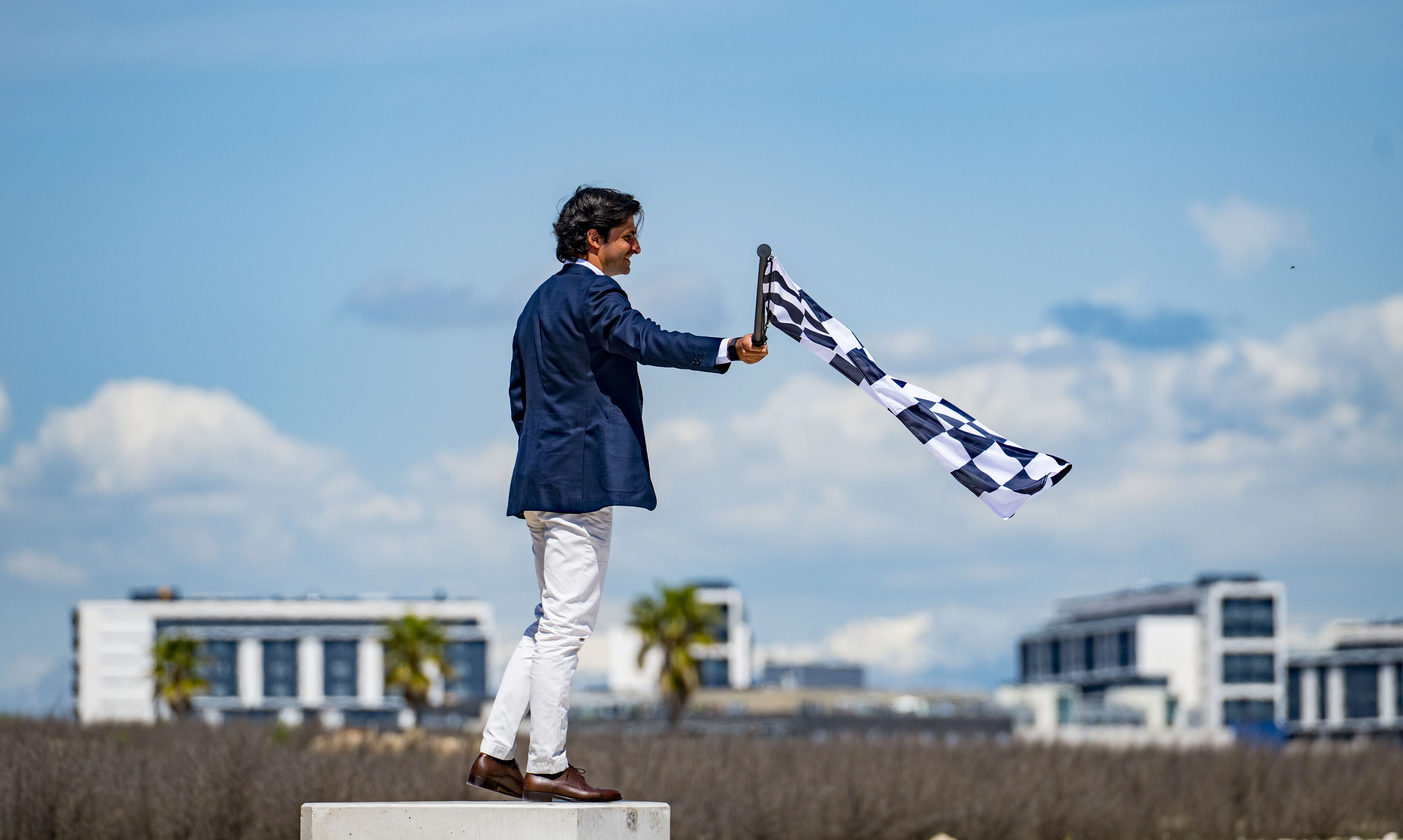hombre con bandera en el evento primera piedra en MADRING