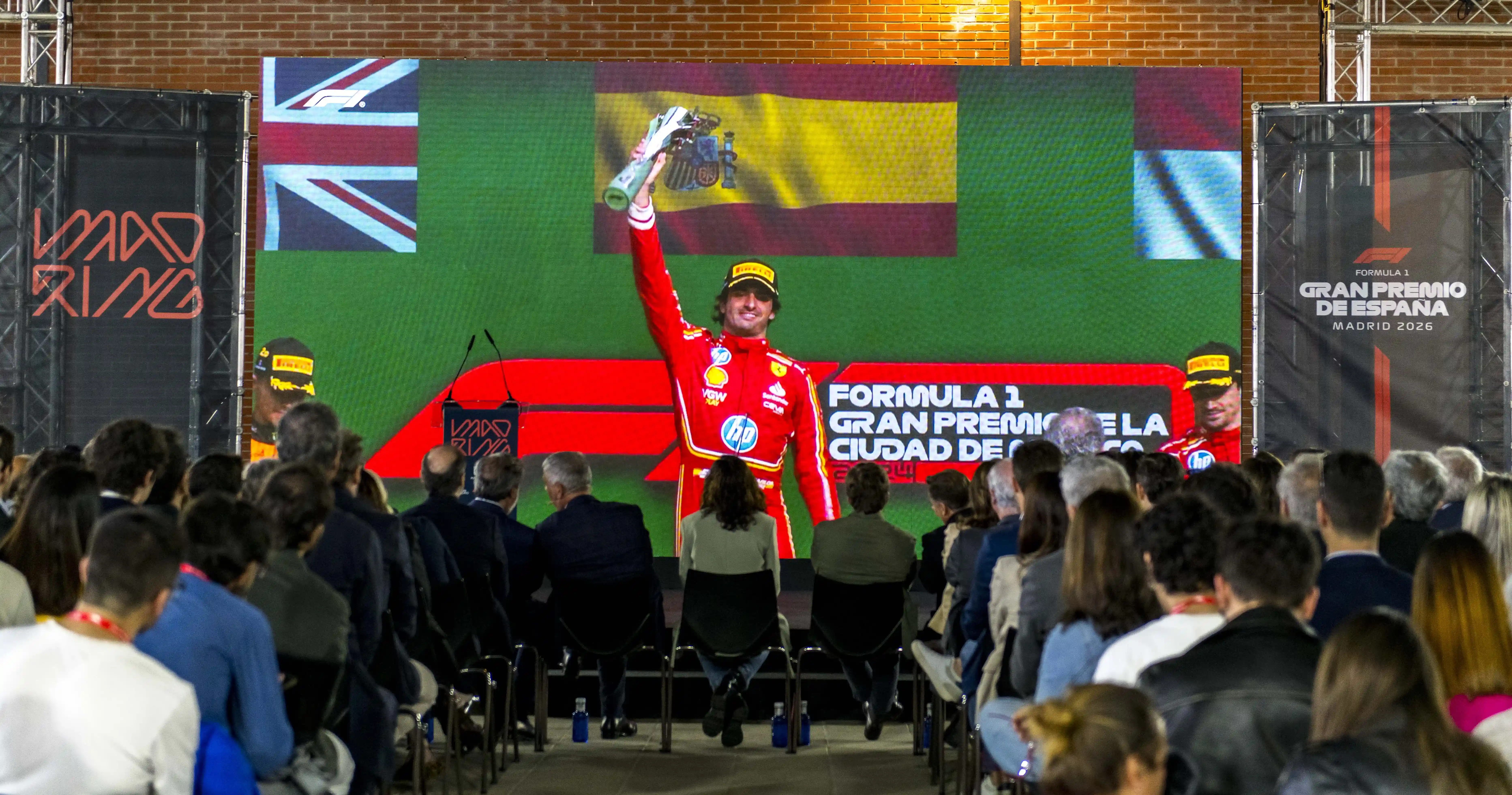 Personas viendo a Carlos Sainz en el evento primera piedra en MADRING
