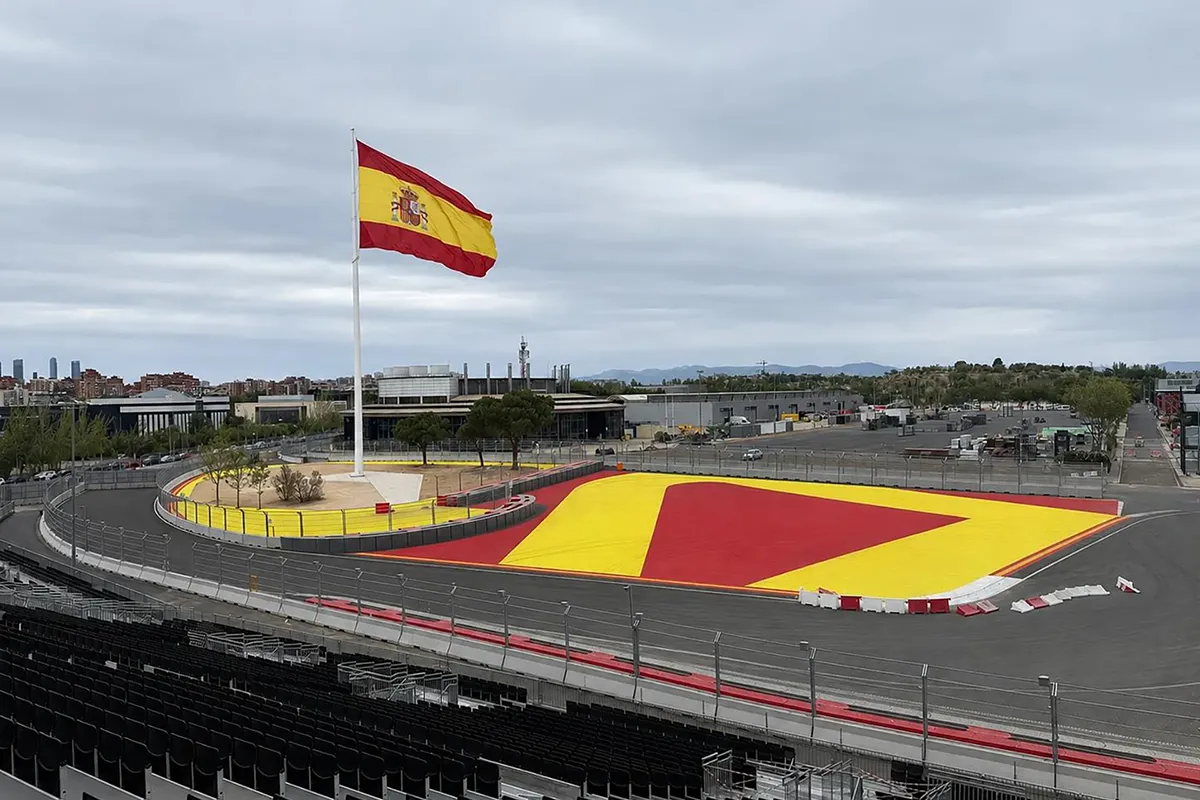 Vista aérea de una curva del circuito de Fórmula 1 Madring en Madrid con grada principal y bandera de España